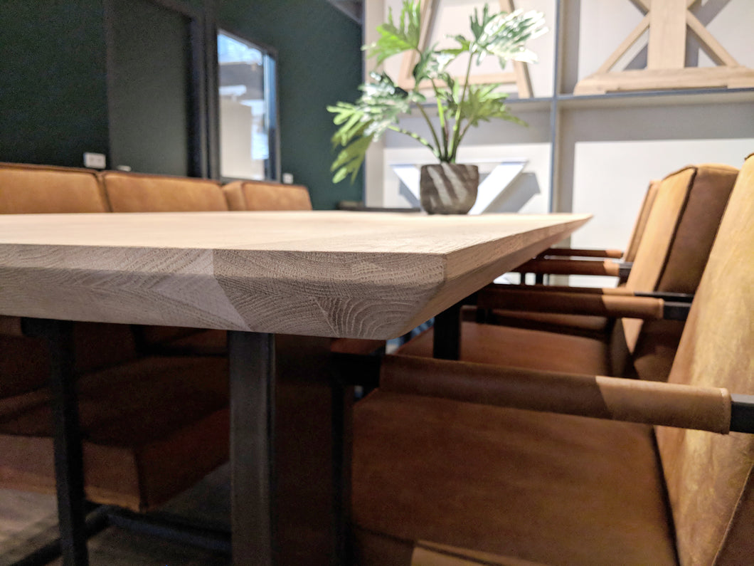 Eikarborðplata með fláa á kantinum
